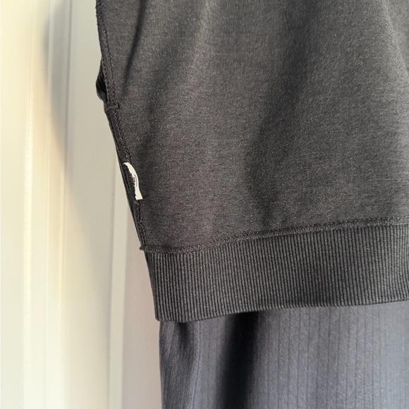 Excellent Condition. Seamless Racerback Ribbed Hip Length Tank - Picture 8 of 8